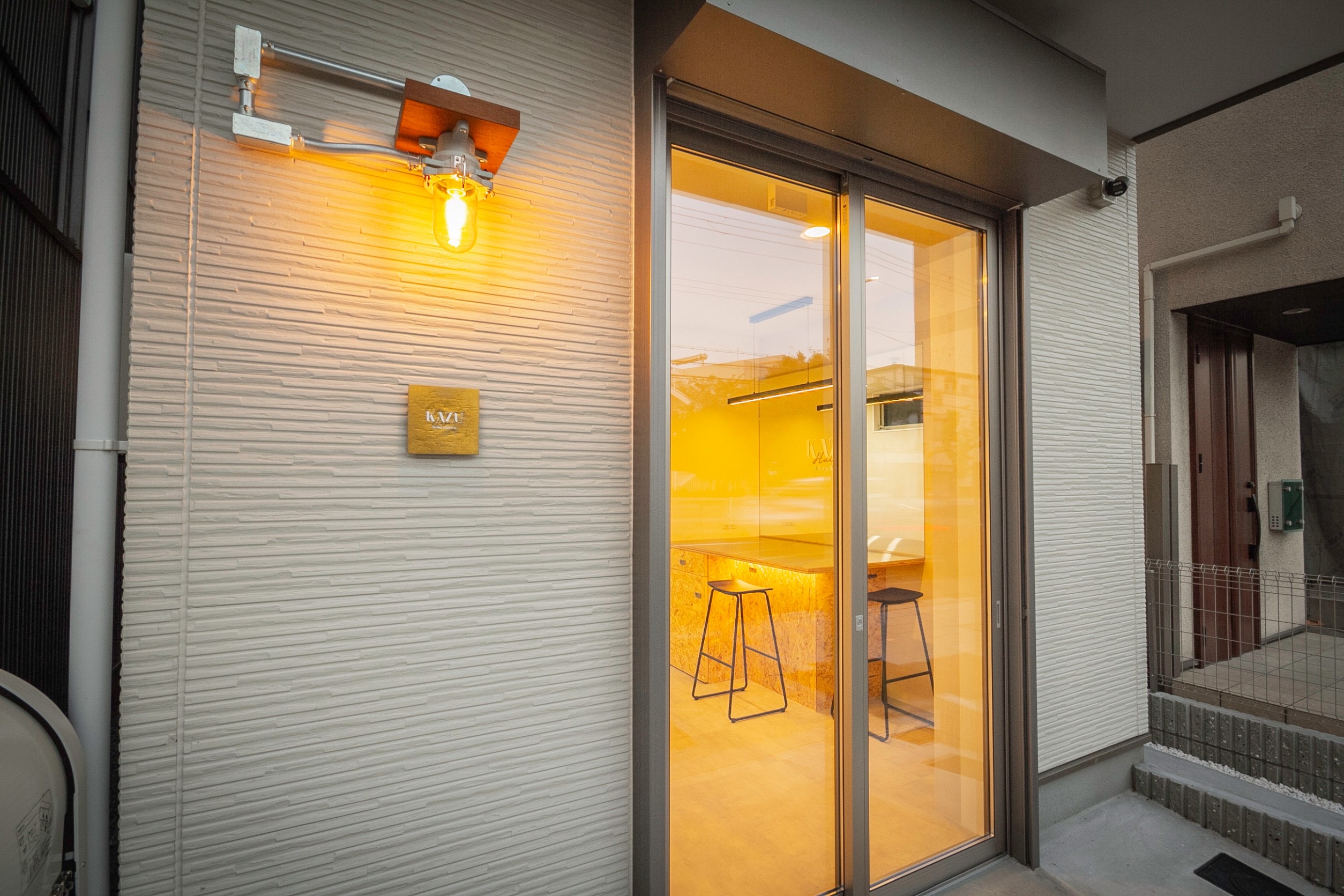 KAZU Hair Atelier&Rebornの店舗外観。大阪市生野区にある髪質・頭皮改善専門の完全予約制プライベートヘアサロン。