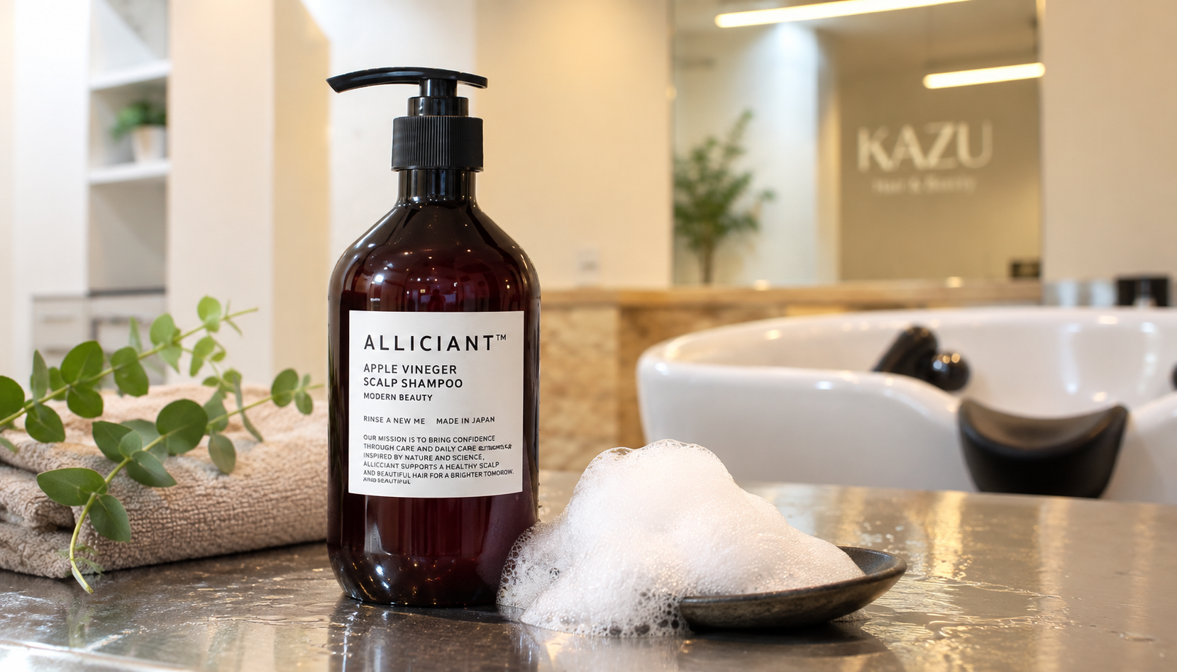 KAZU Hair Atelier&Rebornのサロン内で撮影したアリシアンシャンプーのボトルと泡