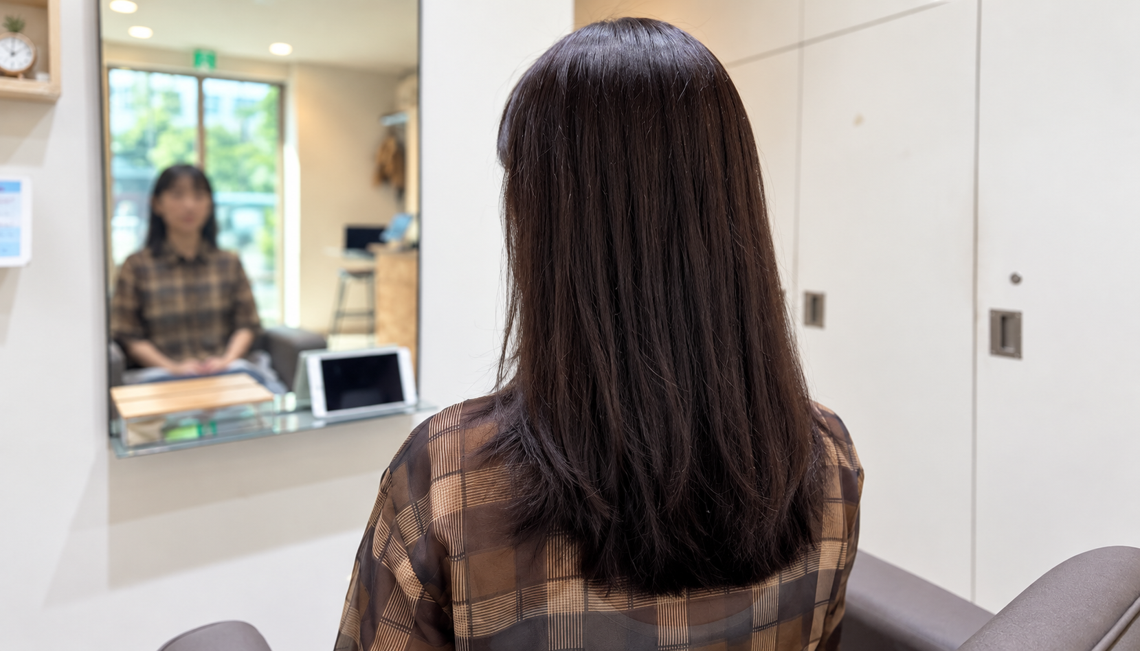 カラー後、ストレートアイロンの前の乾かした状態の髪の後ろ姿。自然なまとまりとわずかなパサつきがある